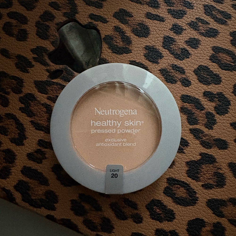 Neutrogena Healthy Skin Pressed Powder - Light 20